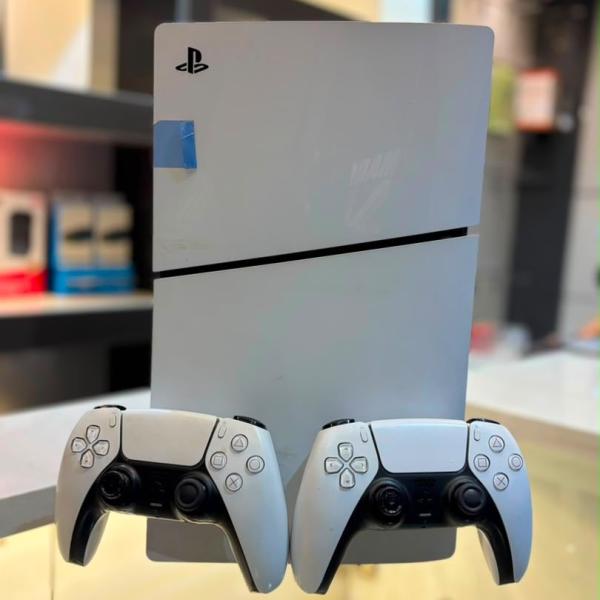 Ps5 slim with two pads and fifa 2026